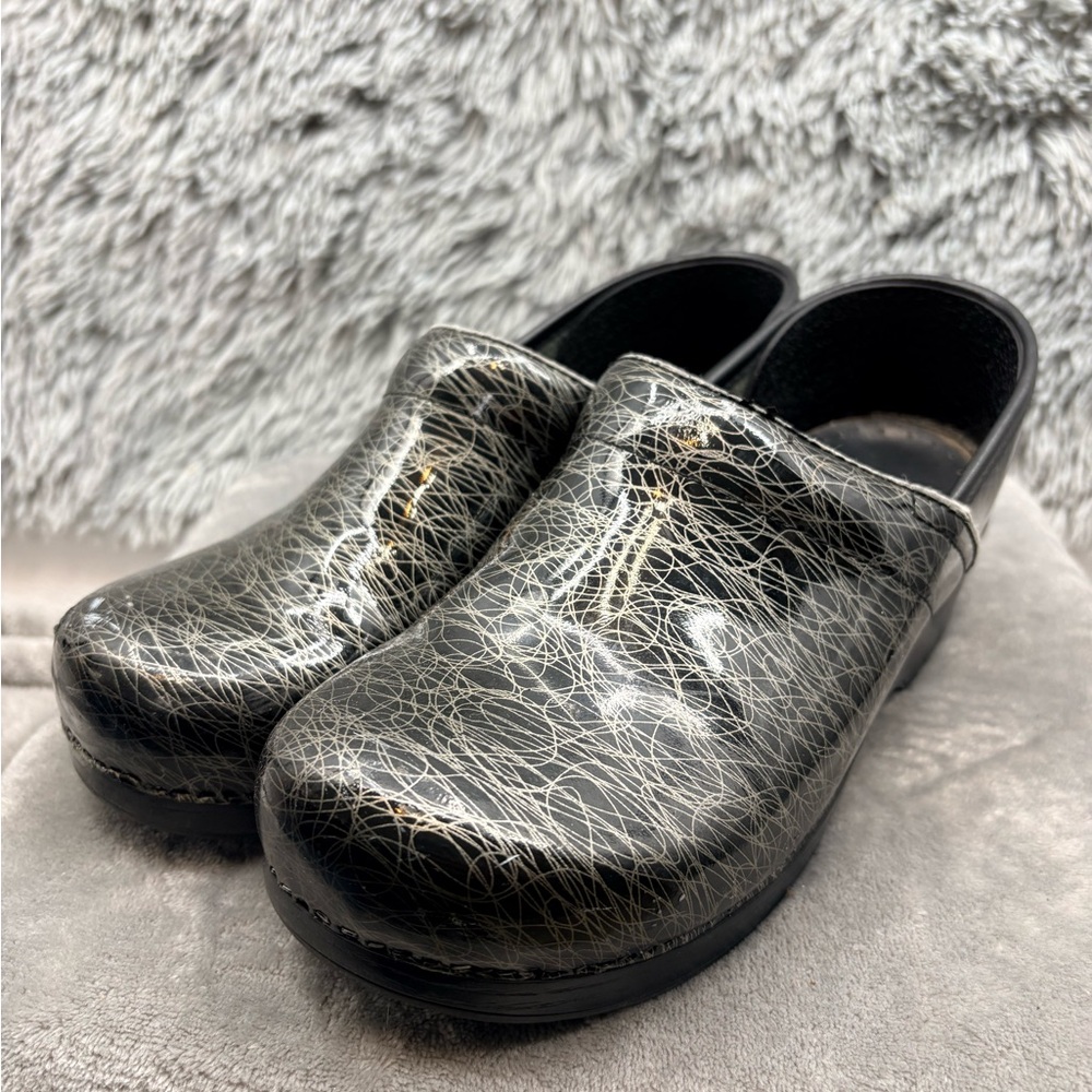 Dansko Clogs Womens Size 9.5 10 Black Scribble Womens EUR 40 Patent Shoes Swirl